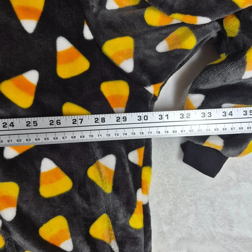 Throwzy By Marlo Lorenz Blanket Pullover Women's One Size‎ Halloween Candy NWT